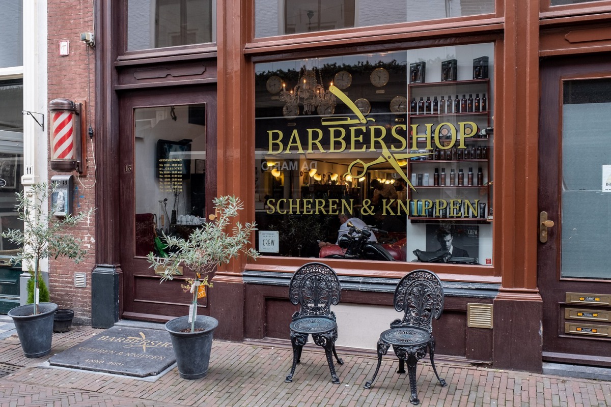 Sherwany Barbershop gevel aan de Grote Overstraat in Deventer, met gouden letters en barbierspaal